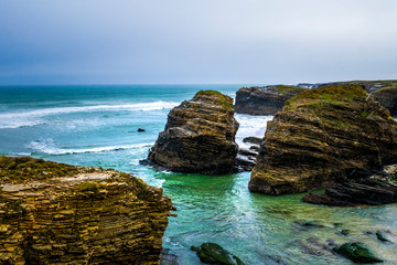 Fototapeta premium Costa con olas y rocas