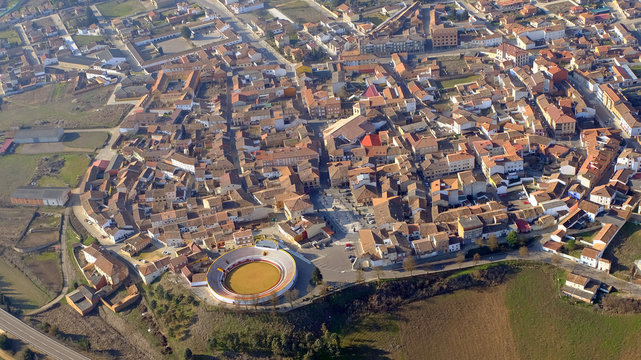 Vista a&eacute;rea de Herrera de Pisuerga, su plaza mayor y plaza de toros