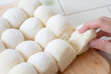 自宅でパン作り　ちぎり白パン　焼きたてのパンをちぎるシーン