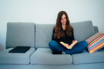 Giovane ragazza preferisce leggere a casa che utilizzare il computer