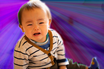 座って泣いている赤ちゃん　何かを訴えている子供　カメラ目線
