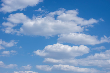 青い空に浮かぶ雲