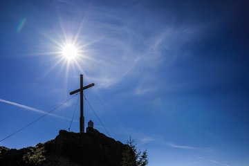 Obraz premium einsamer Mensch auf dem Berggipfel