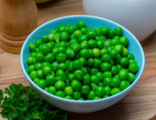 green peas in a blue plate