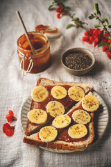 Sandwich with caramel, banana and chia seeds.