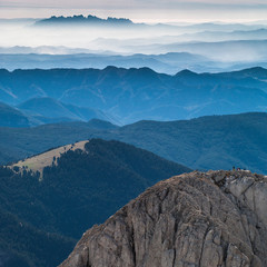 Paisaje Montserrat desde el Calderer de la montaña del Pedraforca (Cataluña, España).