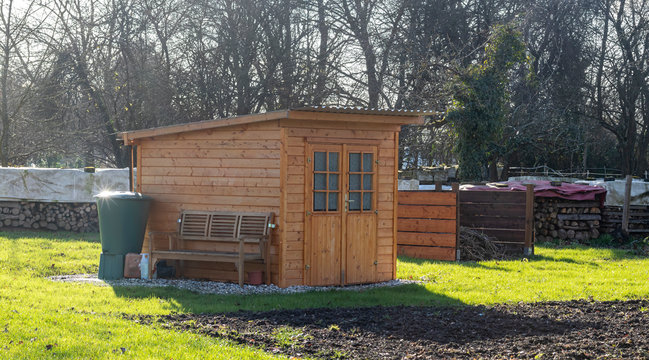 Gartenhaus mit Regenfass im garten