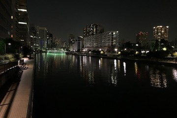 Fototapeta na wymiar 夜の天王洲アイルの運河