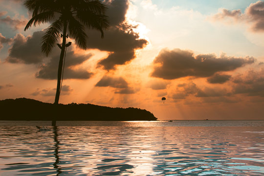 Parasailing im Abendrot