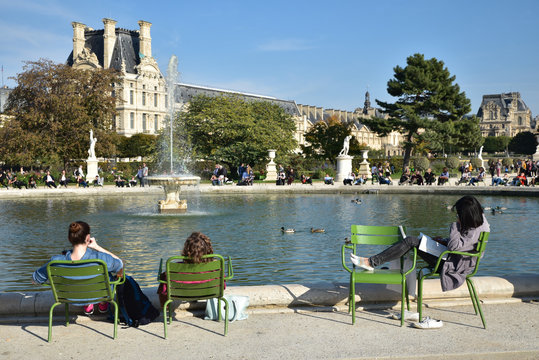 Farniente au jardin des Tuileries &agrave; Paris, France