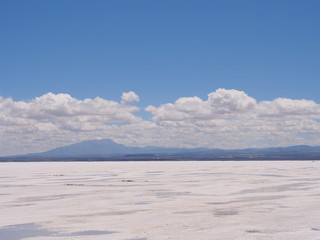 Fototapeta na wymiar The world's largest salt flat, Uyuni Salt Flat, Salar de Uyuni, Bolivia. Copy space for text
