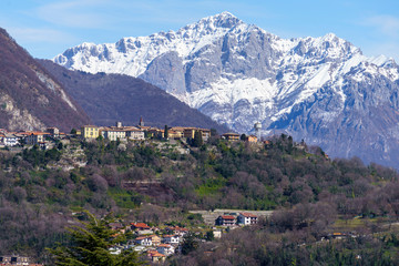 Fototapeta na wymiar Winter landscape near Erba, italy