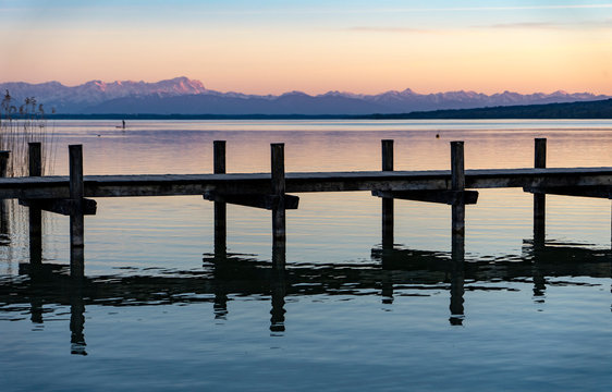 Sonnenuntergang in Percha am Starnberger See mit Blick auf die Alpen - Romantik pur in Bayern
