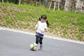 サッカーのドリブルをする幼児(5歳児)