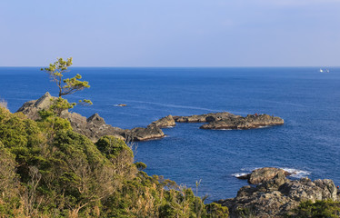 潮岬から見える岩場