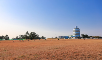 潮岬で凧をあげる子供たち