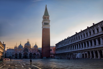 Naklejka premium venedig, italien - markusplatz am frühen morgen