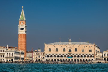 Fototapeta na wymiar venedig, italien - panorama von venedig mit campanile, palazzo ducale und seufzerbrücke
