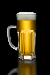 jarra de cerveza con espuma , sobre fondo negro. mug of beer with foam , on a black background.