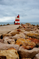 Faro en una playa solitaria de un dia de tormentas