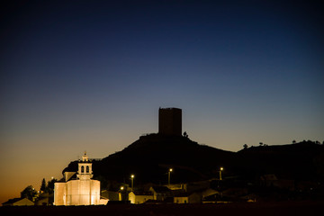 Fototapeta premium Skyline de Langa de Duero, un pueblo castellano en la provincia de Soria, con el castillo al fondo y la iglesia iluminada