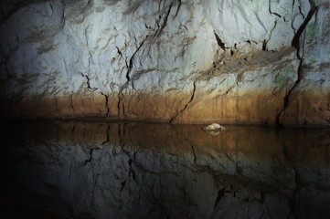 洞窟の壁