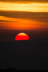 Fototapeta na wymiar Sun rising over the horizon at sunrise