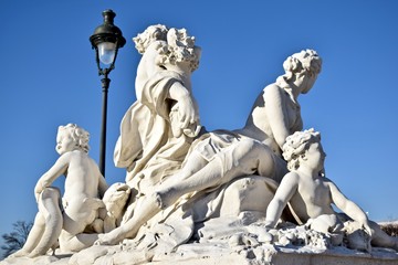 Fototapeta na wymiar The statue at park in Paris.