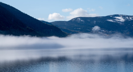 Obraz na płótnie Canvas Mgła nad jeziorem Krøderen w Norwegii