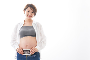 エコー画像を持つ若い妊婦
