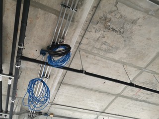 Signal cables that light and hang on the ceiling