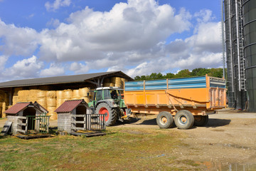 À la ferme en bottes de paille, en Bourgogne-Franche-Comté, France