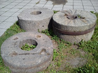 Concrete or cast iron structures for the production of guns in the 19th century. The rings have a hole for rotation. Open-air museum. The remains of the cannon factory.