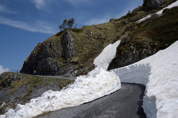 chemin de randonnée en montagne - Suisse au printemps