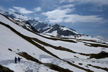 deux randonneurs en montagne 