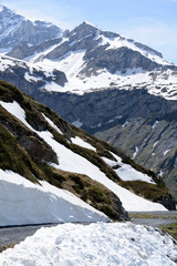 chemin de randonnée encore enneigé - montagne Suisse