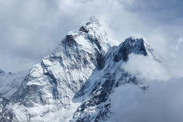 Dramatischer Blick auf Ama Dablam in den Wolken auf dem Weg zum Everest Base Camp, Nepal