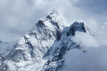 Crédence de cuisine en verre imprimé Ama Dablam Vue spectaculaire de l& 39 Ama Dablam dans les nuages sur le chemin du camp de base de l& 39 Everest, au Népal