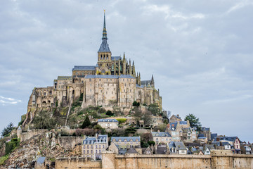 Obraz premium Le Mont-Saint-Michel Clowds