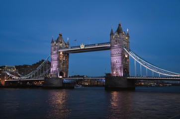 Fototapeta na wymiar Puente de la Torre de Londres en la hora azul