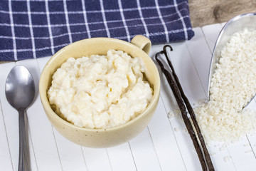 tasse de riz au lait sur une table