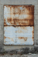 壁に貼り付けた古びた鉄板の扉
