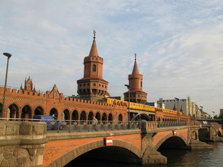 Fototapeta na wymiar Oberbaumbrücke unter den Sehenswürdigkeiten Berlin