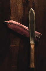 Nóż w starym stylu leżący na drewnianym stole