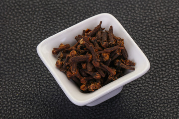 Dry clove seeds