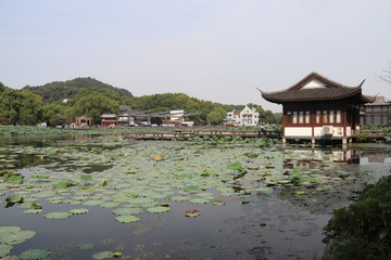 Fototapeta premium Temple sur un lac à Hangzhou, Chine 