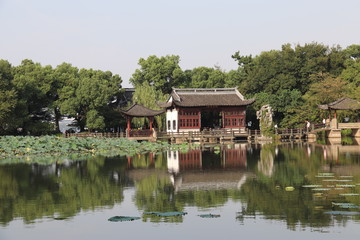 Fototapeta na wymiar Pavillon sur un lac à Hangzhou, Chine 