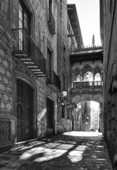 Callejuela con arcada del barrio gótico de Barcelona (Cataluña, España).