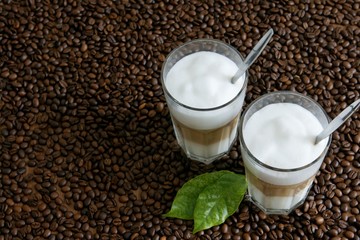 Kaffeebohnen, frisch, aromatisch Kaffee, latte macchiato, Milchschaum