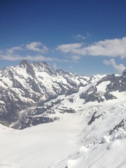 Fototapeta na wymiar Auf dem schneebedeckten Gipfel des Jungfrau Jochs im Berner Oberland in der Schweiz 2015